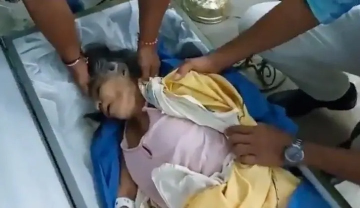 Nghe tieng go trong quan tai cua me, con phat hien chuyen kinh di