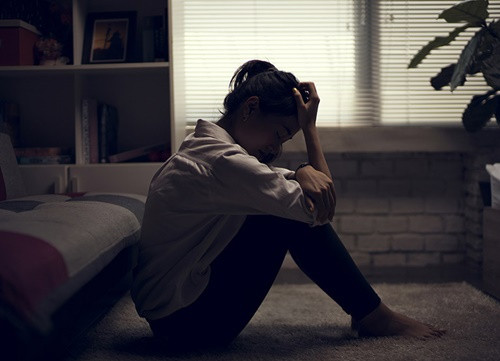 Co gai cau cuu vi bi cha nuoi nguoc dai, xam hai