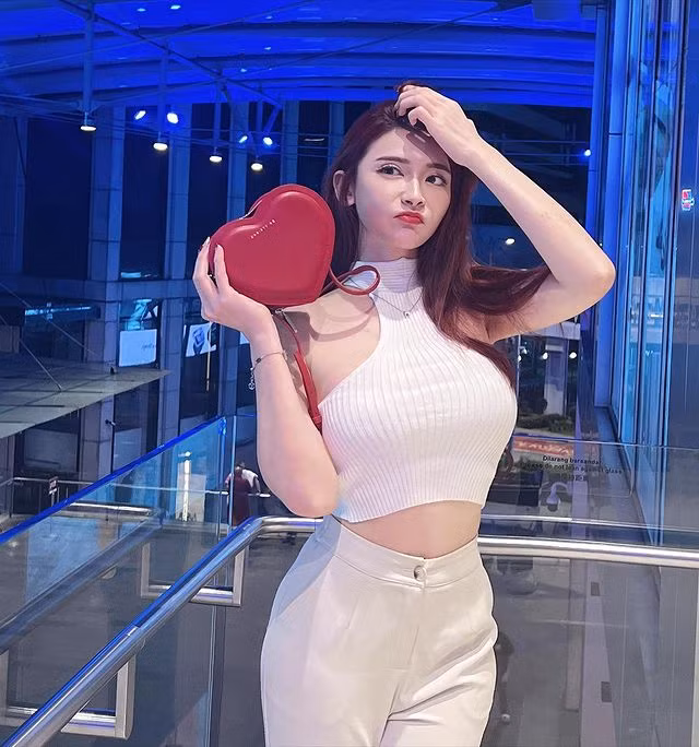 Phong cách thời trang của Victoria Aikyen nhận được nhiều lời khen.