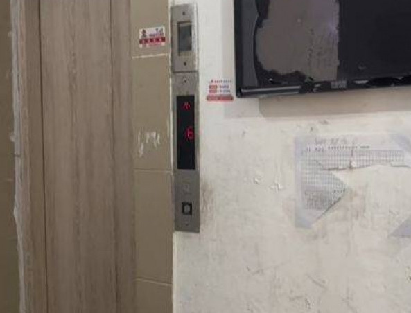 Nghe tieng dong la trong thang may, mo ra thay canh rung roi