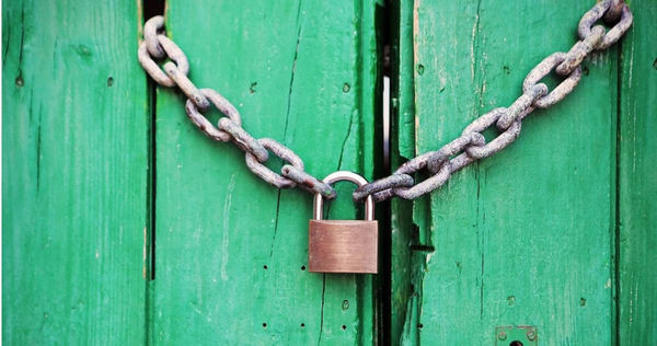 Me nhot 2 con gai o nha, bo doi den chet gay phan no