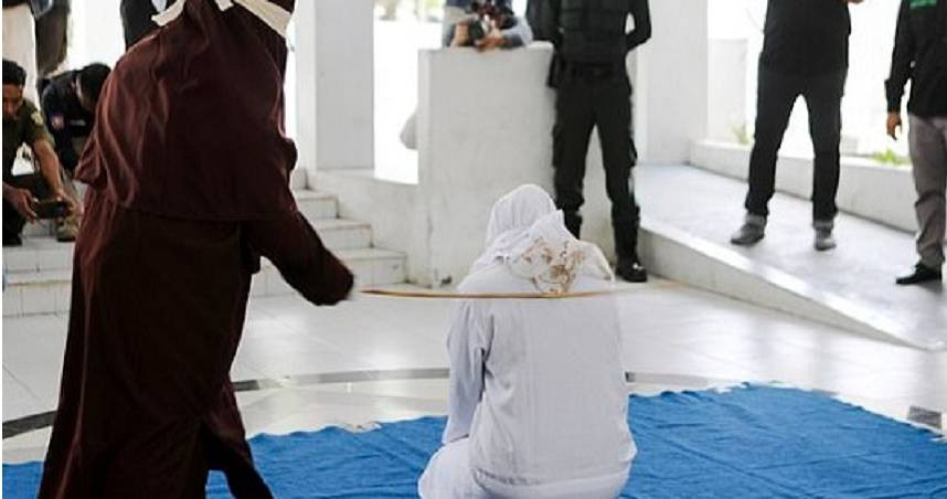 Than mat an ai khi chua cuoi, cap doi bi phat danh cong khai