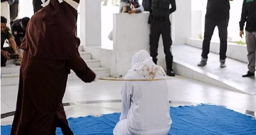 Than mat an ai khi chua cuoi, cap doi bi phat danh cong khai