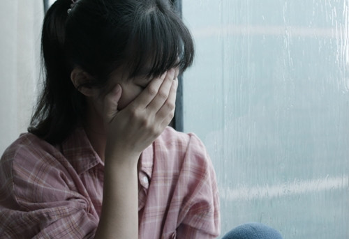 Con gai luon keu nong khi ngu, me phat hien chuyen dau long