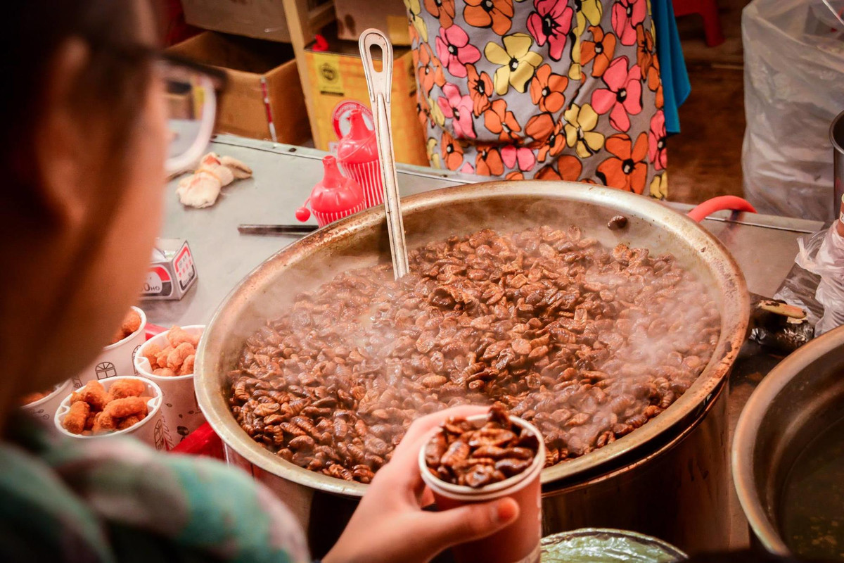 Trước khi nấu, sâu tằm thường được tẩm ướp trong gia vị như muối, tỏi, gia vị cay và một số gia vị khác để tạo thêm hương vị.