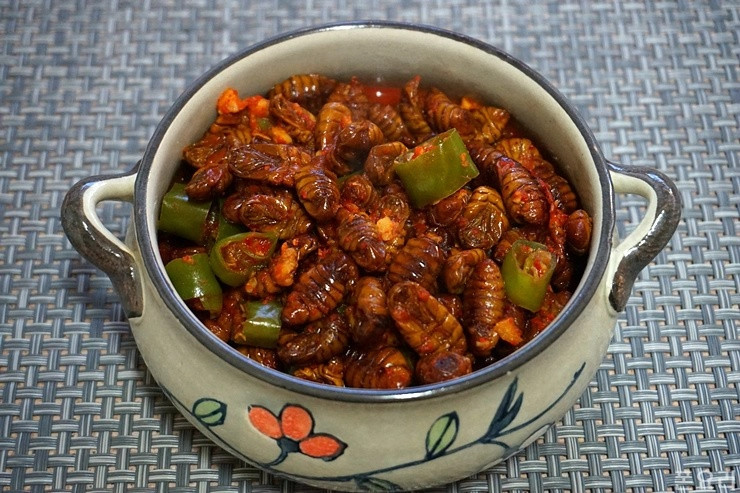 Nó cũng có chứa một lượng nhỏ chất béo từ sâu tằm. Tuy nhiên, lượng chất béo này không đáng kể và có thể coi là thấp, những người giảm cân hoàn toàn có thể ăn mà không lo lắng.