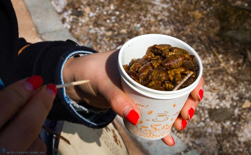 Một số người thích ăn cả con sâu tằm, bao gồm cả da và ruột, trong khi người khác thường chỉ ăn phần cơ bắp.