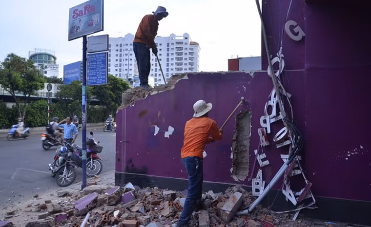 Hàng loạt công trình vi phạm lấn chiếm vỉa hè bị đập bỏ.