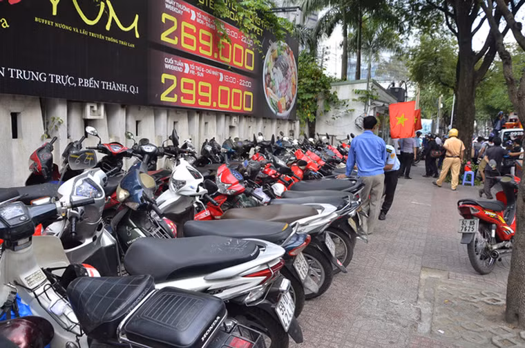 Hàng trăm cơ sở kinh doanh, hoạt động buôn bán lấn chiếm vỉa hè bị đoàn kiểm tra UBND quận 1 xử lý với số tiền phạt lên đến hàng chục triệu đồng/ trường hợp.