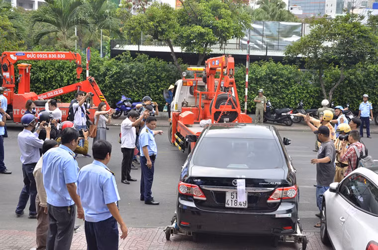 Suốt nửa tháng qua, có hàng trăm ô tô đậu trên vỉa hè, vi phạm trật tự giao thông đô thị trên địa bàn quận 1 bị lập biên bản, xử lý. Theo ông Đoàn Ngọc Hải thì "cuộc chiến" giành lại vỉa hè sẽ không bao giờ kết thúc, quận 1 sẽ làm liên tục cho đến khi nào trật tự đô thị trên toàn địa bàn đi vào quy củ.