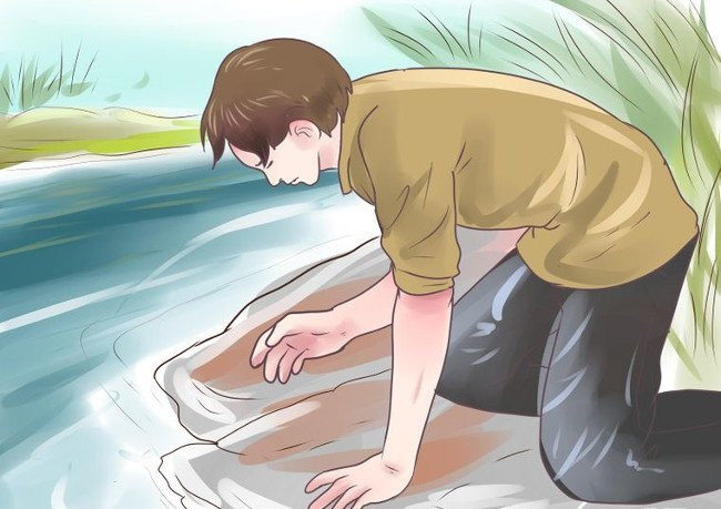 Hãy nhớ là nước luôn luôn chảy xuống dốc, do đó, các vùng trũng thấp và thung lũng là một nơi thường có nước. Một cách nữa là bạn có thể lấy nước từ các loại thực vật có thể lấy nước như các loại dây leo, tre, chuối rừng…