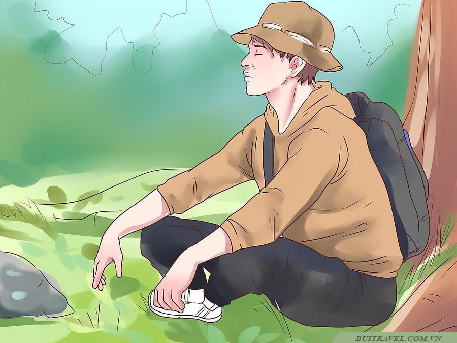 Hãy ở yên một chỗ hạn chế di chuyển: Nếu bạn cảm thấy mệt mỏi và đuối sức, không xác định phương hướng, cách tốt nhất bạn nên ngồi im. Điều này giúp bạn bảo toàn sức khỏe, tránh mất nước và năng lượng. Từ đó, giúp bạn tăng cơ hội được tìm thấy. 