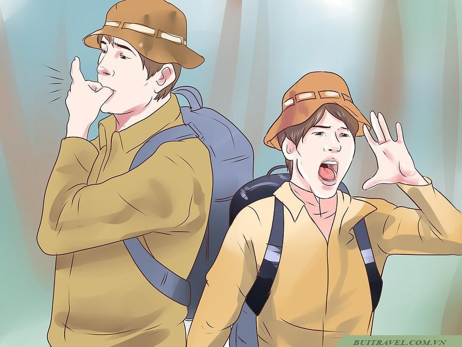 Bạn có thể đốt lửa (ở nơi trống trải), căng những tấm vải màu, quần áo, nón mũ… lên cao hoặc nơi dễ thấy. Bạn cũng có thể gây ra những tiếng động lớn như: la hét, huýt sáo, thổi còi, gõ vào những thân cây rỗng, đập 2 cục đá vào nhau, đốt tre để nguyên cây (sẽ gây ra những tiếng nổ lớn).