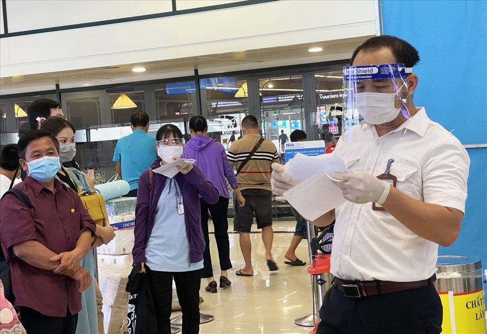 Kết thúc đợt test cho chuyến bay QH240, nhân viên Cảng hàng không Quốc tế Nội Bài thông báo không có trường hợp nào dương tính.