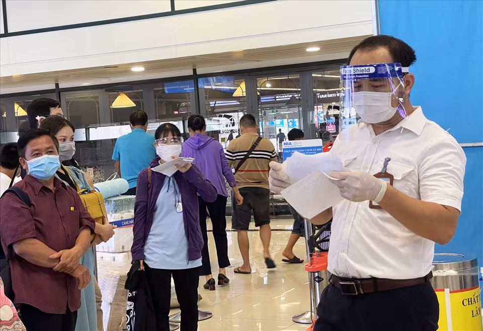 Kết thúc đợt test cho chuyến bay QH240, nhân viên Cảng hàng không Quốc tế Nội Bài thông báo không có trường hợp nào dương tính.