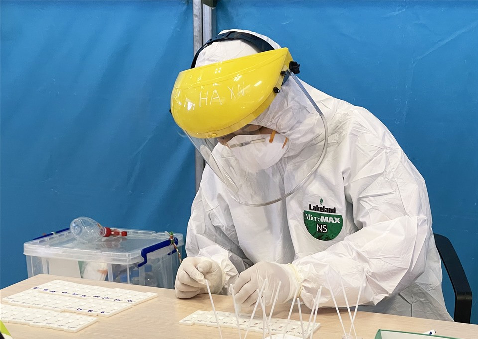 Nhân viên y tế huyện Sóc Sơn test nhanh các mẫu dịch hầu họng của hành khách. Nếu có trường hợp dương tính, lực lượng y tế sẽ ngay lập tức cách ly hành khách đó, xét nghiệm lần 2 bằng phương pháp RT-PCR để có kết quả chính xác. Hành khách này phải tự trả chi phí cho lần xét nghiệm thứ 2 này. Toàn bộ hành khách trên chuyến bay có ca dương tính SARS-CoV-2 cũng sẽ được lực lượng y tế giám sát, theo dõi chặt chẽ.