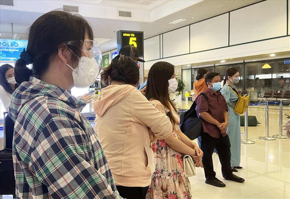 Hành khách hồi hộp chờ kết quả test nhanh.