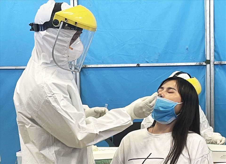 Việc lấy mẫu diễn ra nhanh chóng. Sau đó, hành khách được yêu cầu ngồi giãn cách để chờ kết quả trong vòng 15-20 phút.