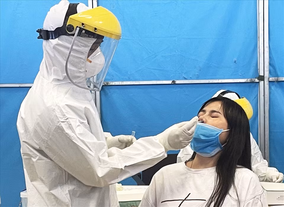 Việc lấy mẫu diễn ra nhanh chóng. Sau đó, hành khách được yêu cầu ngồi giãn cách để chờ kết quả trong vòng 15-20 phút.