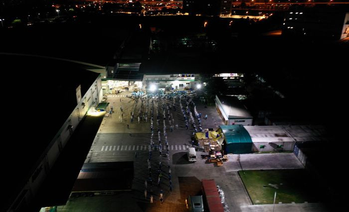 Buổi lấy mẫu xét nghiệm Covid-19 cho công nhân diễn ra ngay trong đêm với sự tham gia của ngành y tế TP Thủ Đức cùng nhiều lực lượng hỗ trợ.