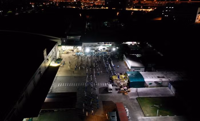 Buổi lấy mẫu xét nghiệm Covid-19 cho công nhân diễn ra ngay trong đêm với sự tham gia của ngành y tế TP Thủ Đức cùng nhiều lực lượng hỗ trợ.