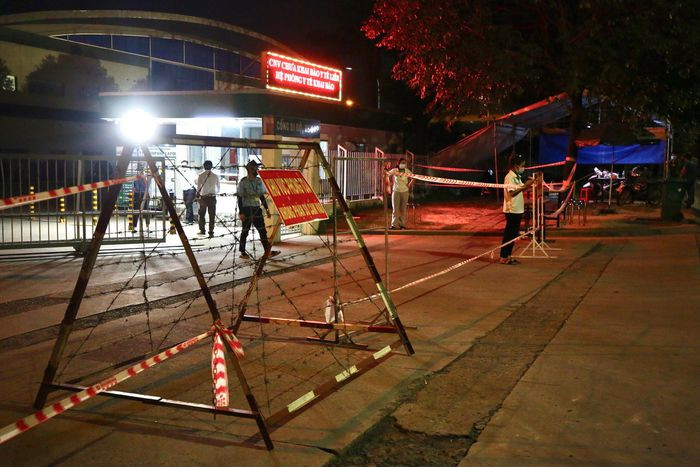 Trường hợp nghi nhiễm được phát hiện vào chiều 28/8, sau khi người này khám bệnh tại Bệnh viện Quân dân y miền Đông. Liên quan đến người này có 10 F1 và 327 F2 đang chờ kết quả xét nghiệm.