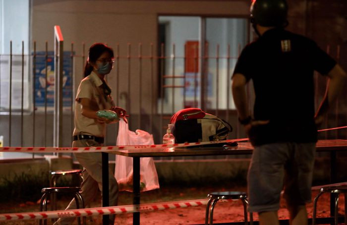 “Vừa nhận được tin công ty nơi vợ làm việc bị phong tỏa, tôi vội mang ít đồ dùng cá nhân đến cho vợ mình. Đêm nay không biết phải xoay sở làm sao khi em bé vừa mới sinh được vài tháng ở nhà khát sữa cứ quấy khóc”, anh Phú Lộc, ngụ TP Thủ Đức chia sẻ.