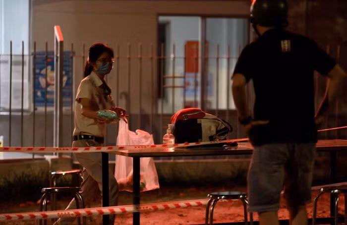 “Vừa nhận được tin công ty nơi vợ làm việc bị phong tỏa, tôi vội mang ít đồ dùng cá nhân đến cho vợ mình. Đêm nay không biết phải xoay sở làm sao khi em bé vừa mới sinh được vài tháng ở nhà khát sữa cứ quấy khóc”, anh Phú Lộc, ngụ TP Thủ Đức chia sẻ.