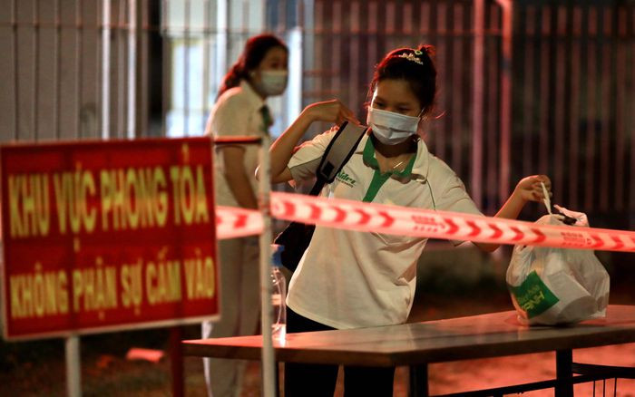 Trừ 2.800 người cách ly tại nhà máy (làm ca ngày), 1.200 nhân viên (làm ca đêm) còn lại cũng sẽ được cơ quan chức năng lấy mẫu xét nghiệm tại nơi cư trú. 