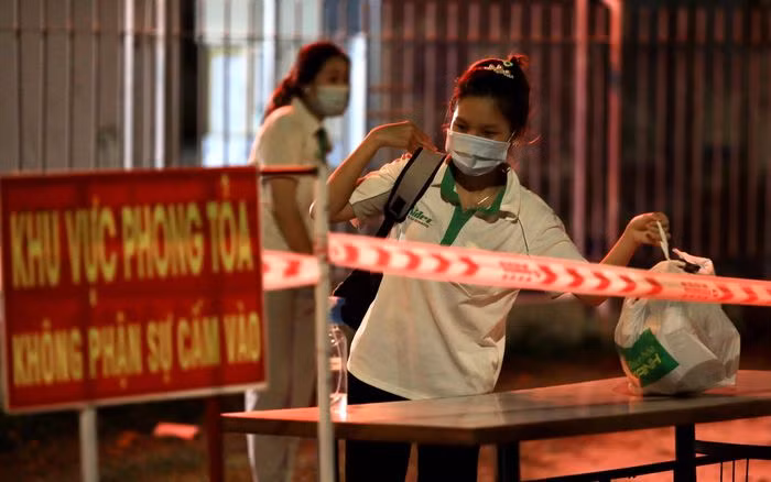 Trừ 2.800 người cách ly tại nhà máy (làm ca ngày), 1.200 nhân viên (làm ca đêm) còn lại cũng sẽ được cơ quan chức năng lấy mẫu xét nghiệm tại nơi cư trú. 