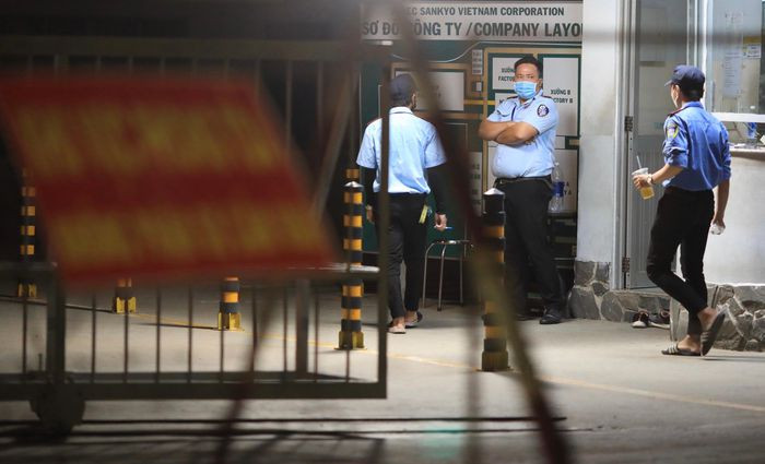 Ngay trong đêm, lực lượng chức năng phối hợp với công ty chuẩn bị công tác hậu cần, sắp xếp chỗ ăn, ngủ cho những công nhân ở lại. 