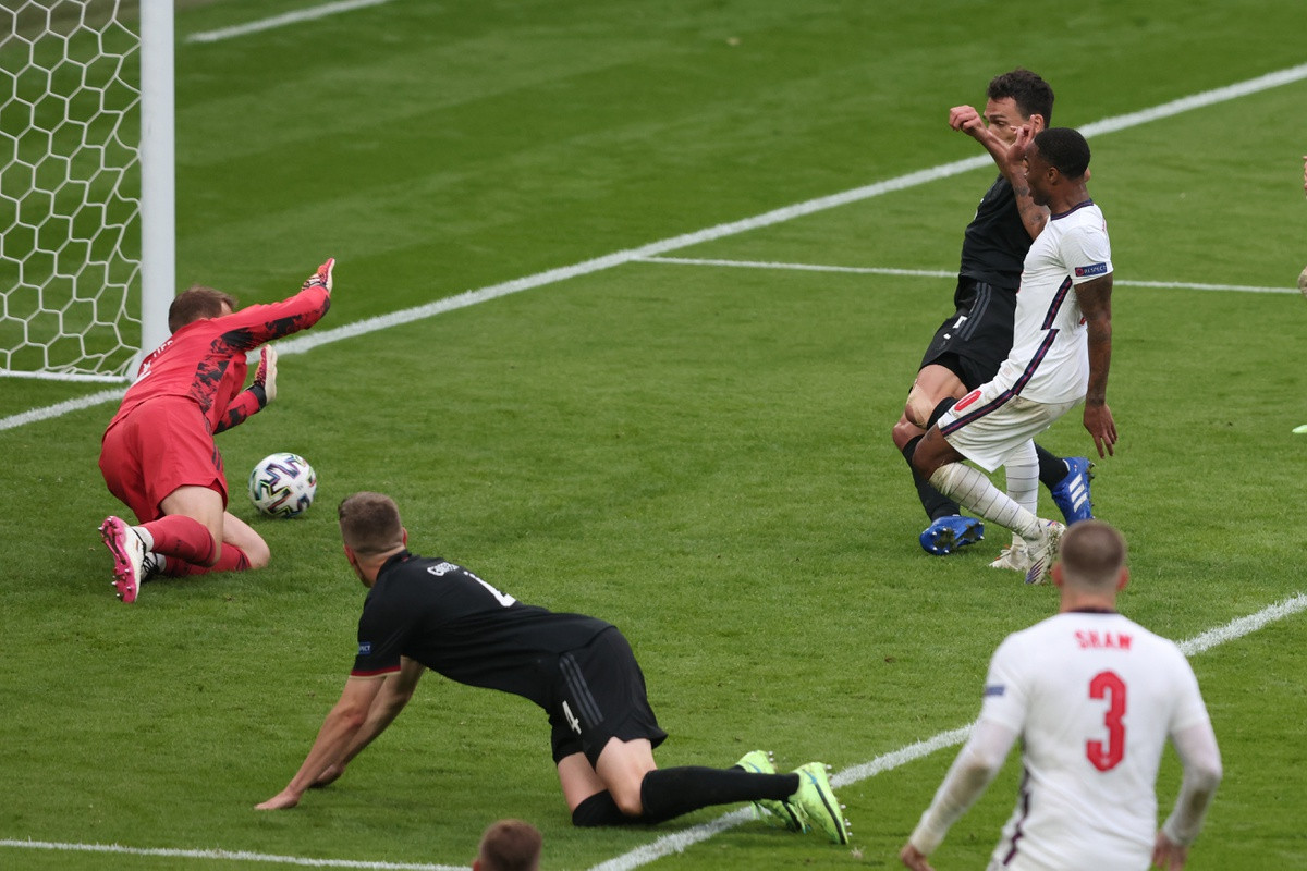 Raheem Sterling là người mở màn cho chiến thắng của "Tam sư" với pha dứt điểm cận thành chuẩn xác sau pha kiến tạo của Luke Shaw. Sterling ghi 15 bàn trong 20 trận gần nhất ở cấp đội tuyển. Đáng chú ý hơn, ĐT Anh chưa bao giờ thua ở những trận cầu chân sút sinh năm 1994 lập công.