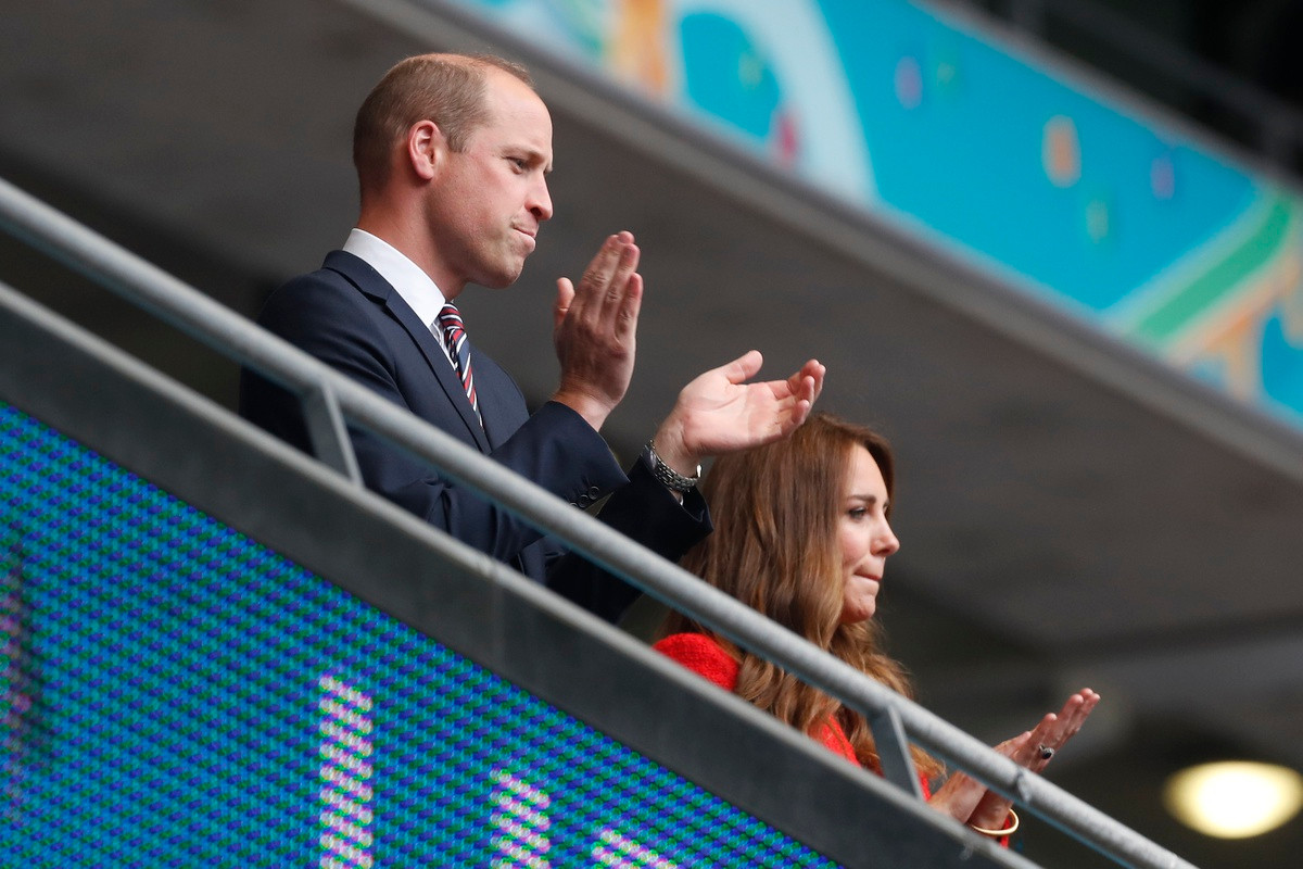 Bên cạnh Hoàng tử William còn có Công nương Kate.