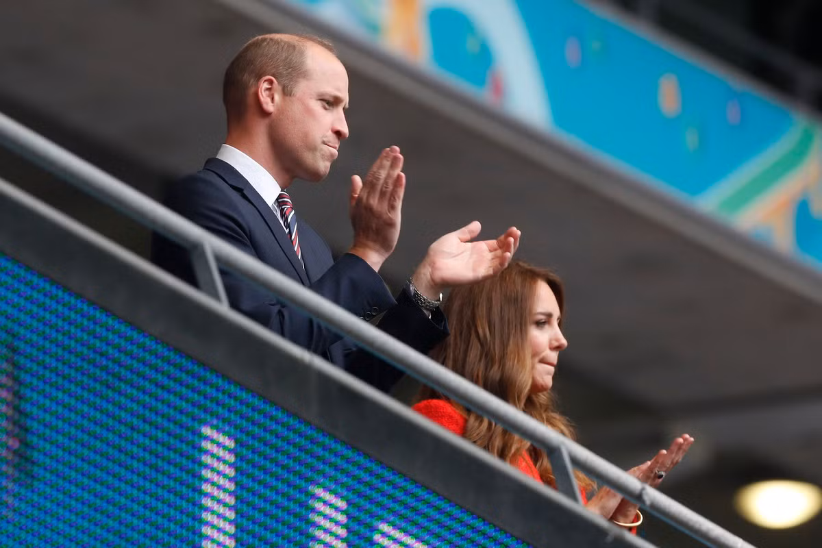 Bên cạnh Hoàng tử William còn có Công nương Kate.