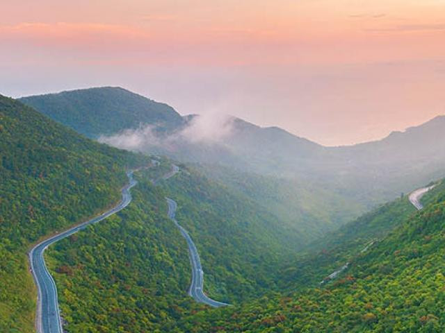 Đèo Hải Vân: Hay đèo Ải Vân (vì trên đỉnh đèo xưa kia có một cửa ải) hay đèo Mây (vì đỉnh đèo thường có mây che phủ). Đèo dài 20 km, cắt ngang dãy núi Bạch Mã ở giữa ranh giới tỉnh Thừa Thiên Huế và thành phố Đà Nẵng.