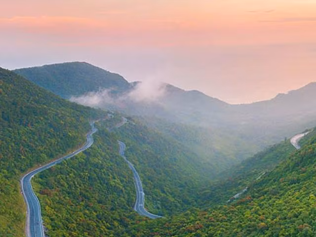 Đèo Hải Vân: Hay đèo Ải Vân (vì trên đỉnh đèo xưa kia có một cửa ải) hay đèo Mây (vì đỉnh đèo thường có mây che phủ). Đèo dài 20 km, cắt ngang dãy núi Bạch Mã ở giữa ranh giới tỉnh Thừa Thiên Huế và thành phố Đà Nẵng.