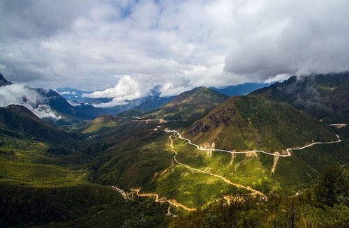 Ô Quy Hồ: Đèo Ô Quy Hồ hay còn được gọi là đèo Hoàng Liên, hay đèo Hoàng Liên Sơn hình thành do đèo vượt qua dãy núi Hoàng Liên Sơn, hoặc đèo Mây do trên đỉnh đèo quanh năm mây phủ.