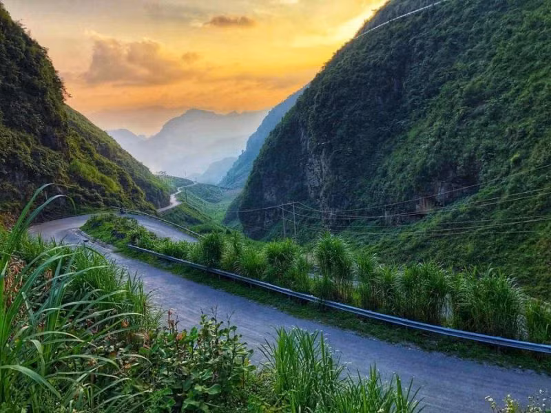 Đèo Khau Phạ (Yên Bái) là một trong những cung đường đèo quanh co và dốc đứng thuộc hàng bậc nhất Việt Nam.