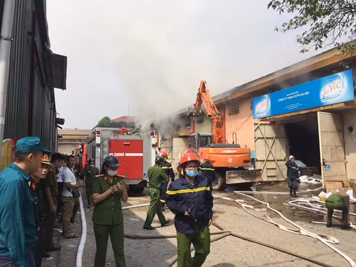 Chay du doi o kho hang cang Bach Dang, Ha Noi