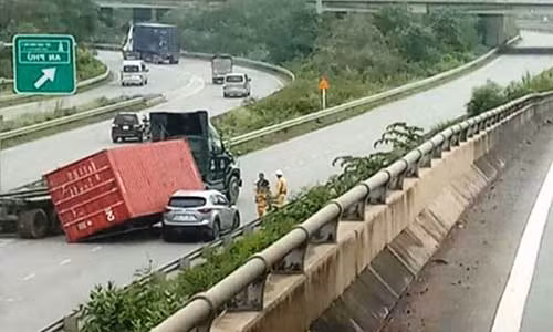 Kinh hoang container de o to tren cao toc Long Thanh - Dau Giay