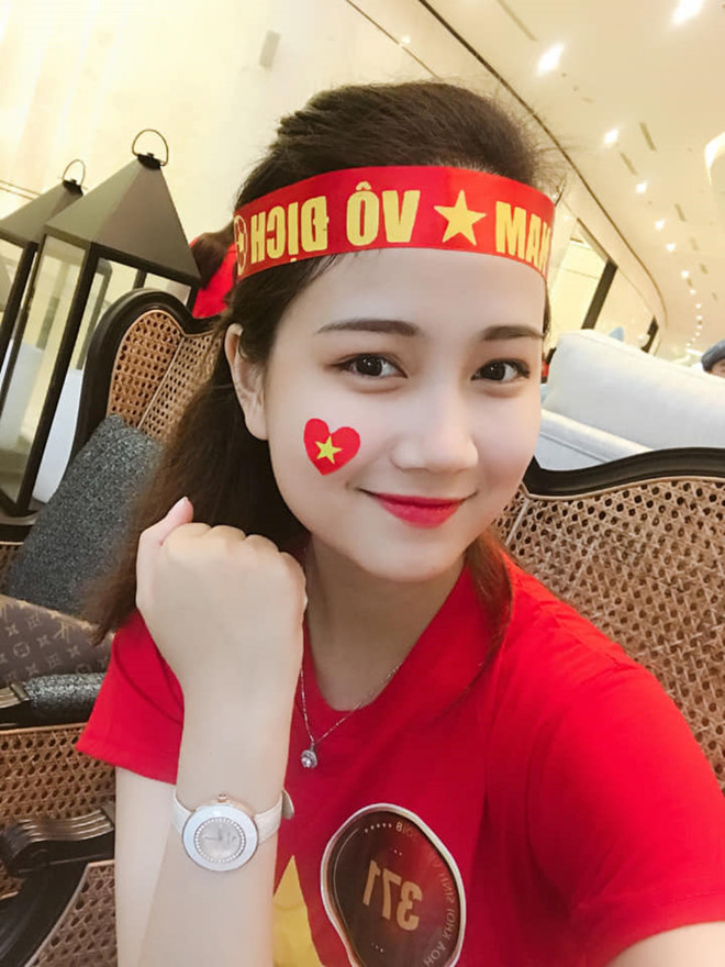 Phương Lan từng gây ấn tượng mạnh cho người hâm mộ trong giải AFF Cup 2018, 9X cùng dàn thí sinh đã không ngừng cổ vũ đội nhà. Vẫn nụ cười mỉm và đôi mắt cười ấy, Phương Lan hoàn toàn chinh phục ánh mắt người đối diện.