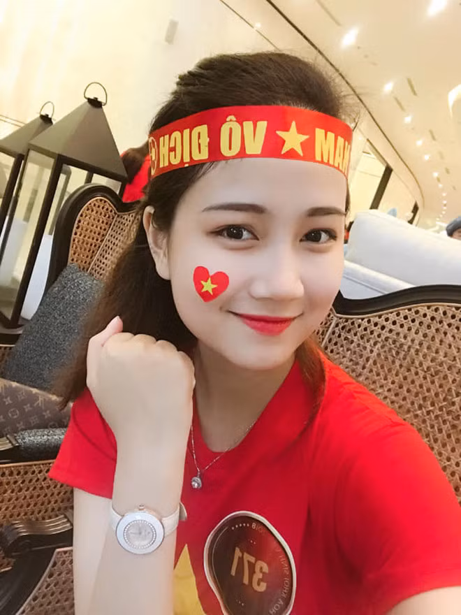Phương Lan từng gây ấn tượng mạnh cho người hâm mộ trong giải AFF Cup 2018, 9X cùng dàn thí sinh đã không ngừng cổ vũ đội nhà. Vẫn nụ cười mỉm và đôi mắt cười ấy, Phương Lan hoàn toàn chinh phục ánh mắt người đối diện.