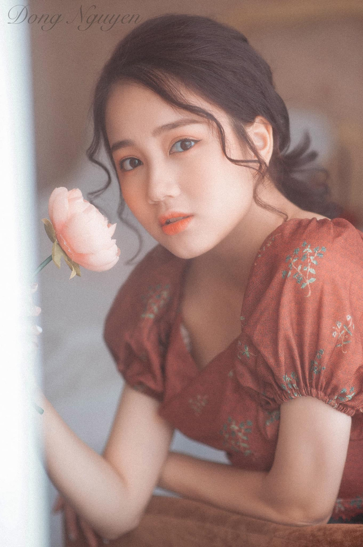 Trong những bức hình photoshoot, Phương Lan lại mang tới vẻ đẹp sắc sảo được thể hiện nhiều qua đôi mắt. Gương mặt tròn bầu bình, đôi mắt to tròn mang tới vẻ đẹp tự nhiên và không theo chuẩn đẹp Vline như xu hướng chung của những hot girl nổi tiếng khác.