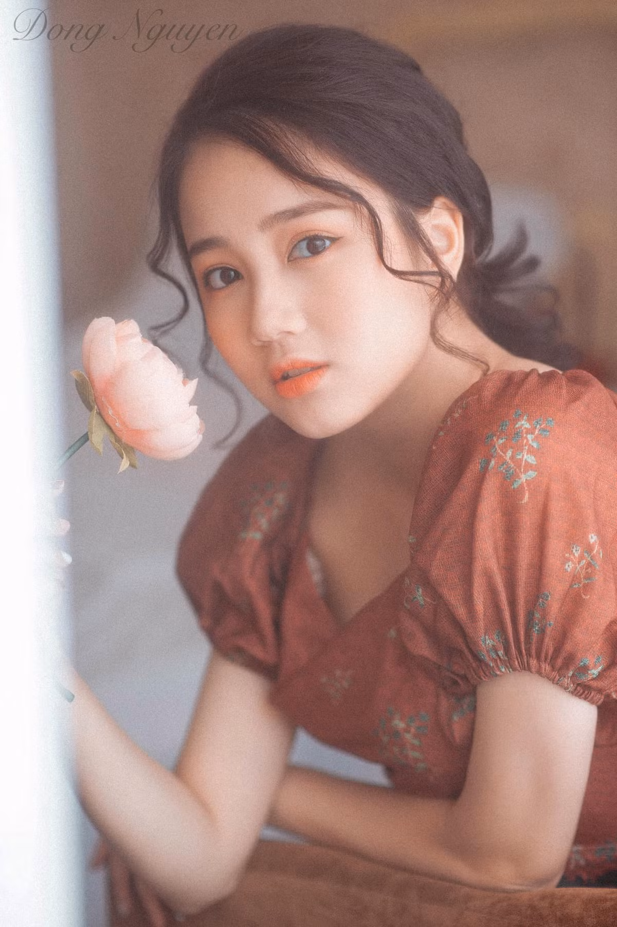 Trong những bức hình photoshoot, Phương Lan lại mang tới vẻ đẹp sắc sảo được thể hiện nhiều qua đôi mắt. Gương mặt tròn bầu bình, đôi mắt to tròn mang tới vẻ đẹp tự nhiên và không theo chuẩn đẹp Vline như xu hướng chung của những hot girl nổi tiếng khác.