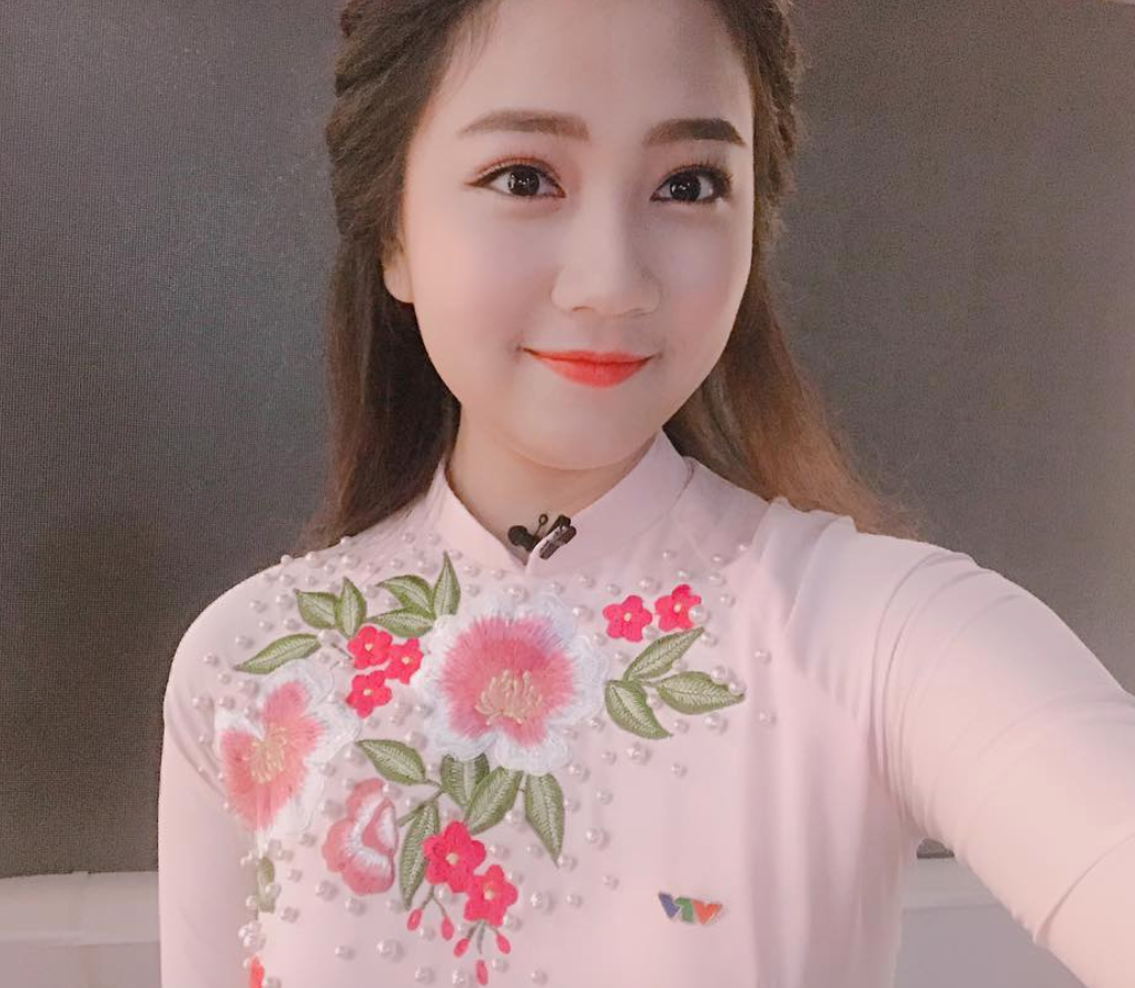 Vừa tốt nghiệp ĐH, Phương Lan đã được kết nạp Đảng và trở thành Đảng viên trẻ vào tháng 5 vừa qua. Cô bạn trở thành MC, BTV của đài truyền hình VTV8; dẫn 1 số chương trình về Kinh tế thị trường, đầu tư 24/7…