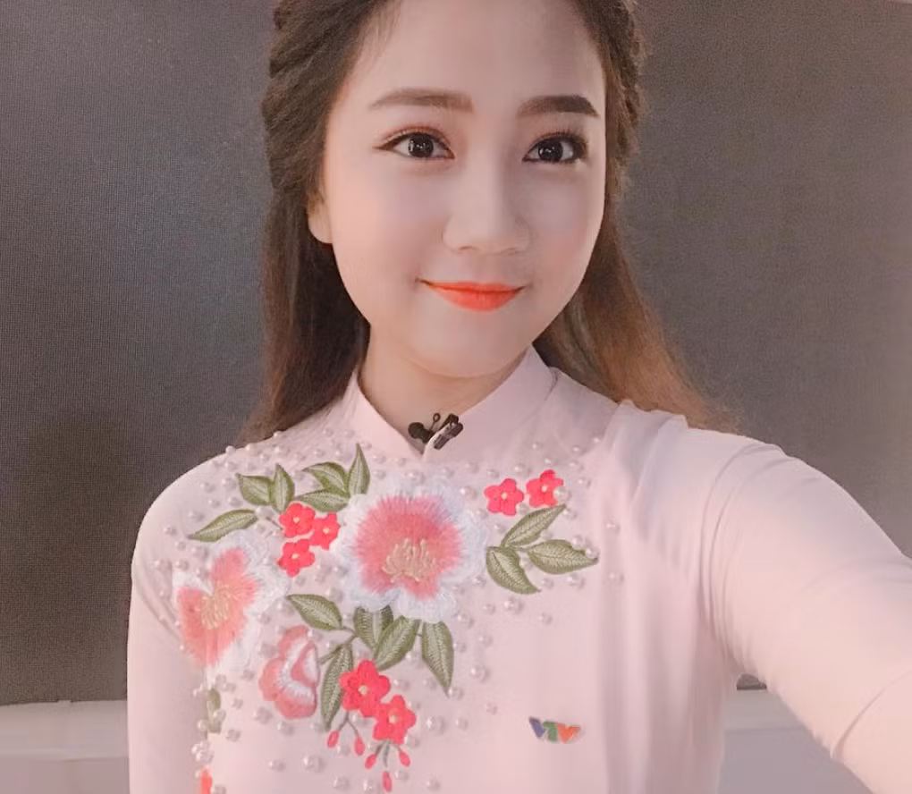 Vừa tốt nghiệp ĐH, Phương Lan đã được kết nạp Đảng và trở thành Đảng viên trẻ vào tháng 5 vừa qua. Cô bạn trở thành MC, BTV của đài truyền hình VTV8; dẫn 1 số chương trình về Kinh tế thị trường, đầu tư 24/7…