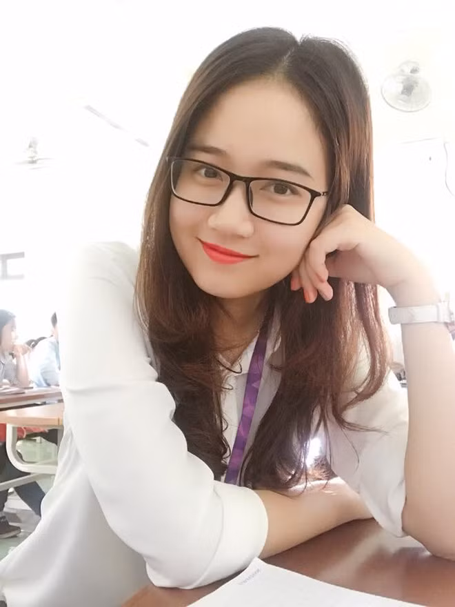 Hình ảnh BTV Phương Lan khi còn ngồi trên ghế nhà trường đã có nhan sắc lay đọng lòng người, sự tươi trẻ và hiền dịu được thể hiện qua gương mặt, ánh mắt hay nụ cười. Người hâm mộ mong muốn Phương Lan sẽ là làn gió mới mang lại sự thú vị hơn qua những bản tin cô dẫn sóng.