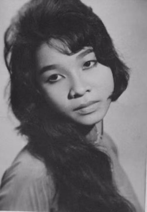 Theo Giáo Dục TP HCM, từ nhỏ, nghệ sĩ Bạch Tuyết đã có năng khiếu ca hát tân nhạc, ngâm thơ. Ngày đi học, bà cùng bạn bè thường vào hậu trường sân khấu xem tập tuồng và xin hình, chữ ký của nghệ sĩ Thanh Nga. Trước lời động viên sẽ thành công trong nghệ thuật của nghệ sĩ Thanh Nga, Bạch Tuyết nuôi ước mơ thành nghệ sĩ. Ảnh: Giáo Dục TP HCM.