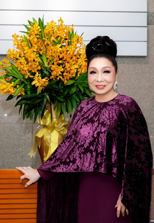 Mới đây, một cư dân mạng đặt nghi vấn bằng tiến sĩ ở Học viện Kịch nghệ Hoàng gia (RADA) của NSND Bạch Tuyết là giả. "Tôi không tìm thấy luận án tiến sĩ nào như NSND Bạch Tuyết nói bảo vệ. Tôi kết luận sơ bộ bà Tuyết chỉ có chứng nhận khen thưởng của RADA, chứ không phải cựu sinh viên hay có bằng tiến sĩ của RADA", Vietnamnet dẫn lời cư dân mạng này. Ảnh: Vietnamnet.