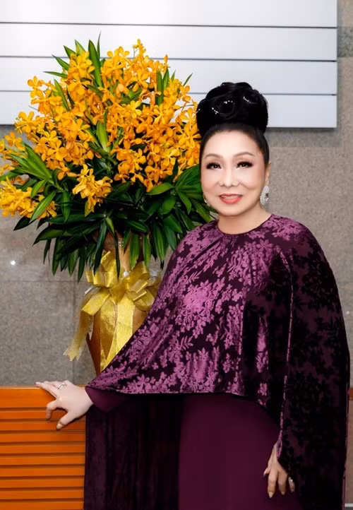 Mới đây, một cư dân mạng đặt nghi vấn bằng tiến sĩ ở Học viện Kịch nghệ Hoàng gia (RADA) của NSND Bạch Tuyết là giả. "Tôi không tìm thấy luận án tiến sĩ nào như NSND Bạch Tuyết nói bảo vệ. Tôi kết luận sơ bộ bà Tuyết chỉ có chứng nhận khen thưởng của RADA, chứ không phải cựu sinh viên hay có bằng tiến sĩ của RADA", Vietnamnet dẫn lời cư dân mạng này. Ảnh: Vietnamnet.